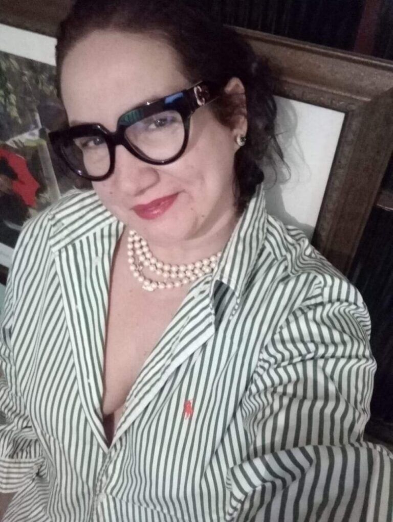 Quem é a mulher presa acusada de matar os pais com ajuda do filho