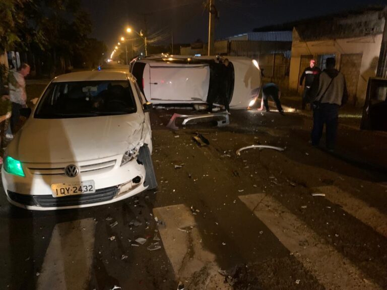 Carro capota e duas crianças ficam feridas em Canoas