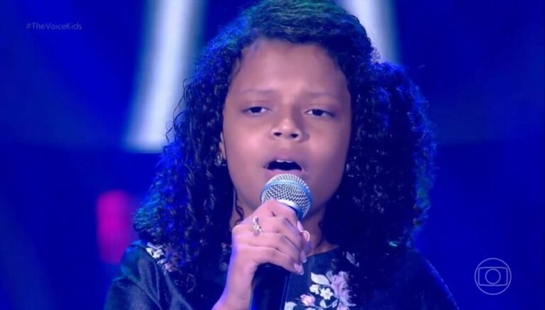 DE CANOAS | Menina de 11 anos canta no The Voice Kids e encanta jurados