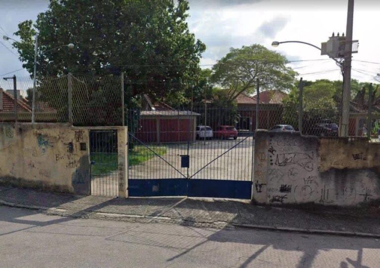 Adolescente tenta matar 3 colegas a facadas