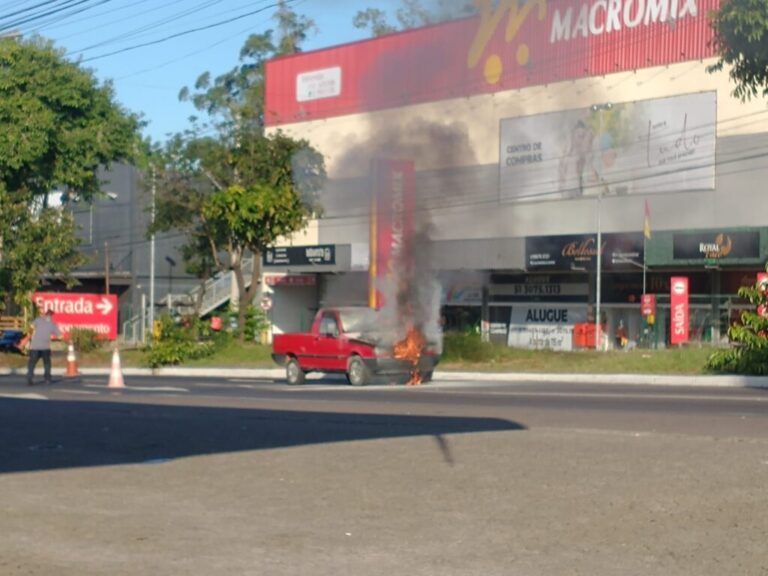 URGENTE CANOAS | Carro pega fogo e deixa Boqueirão bloqueada