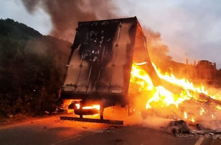 Caminhoneiro morre carbonizado após acidente