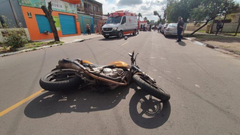 Motociclista está internado em estado grave após acidente em Canoas