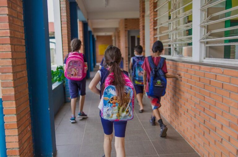 DIRETO NO WHATSAPP | Canoas agora tem ouvidoria apenas para reclamações sobre a educação