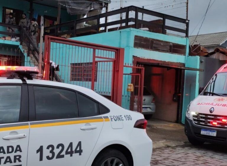 Homem mata mulher a facadas e tenta se suicidar