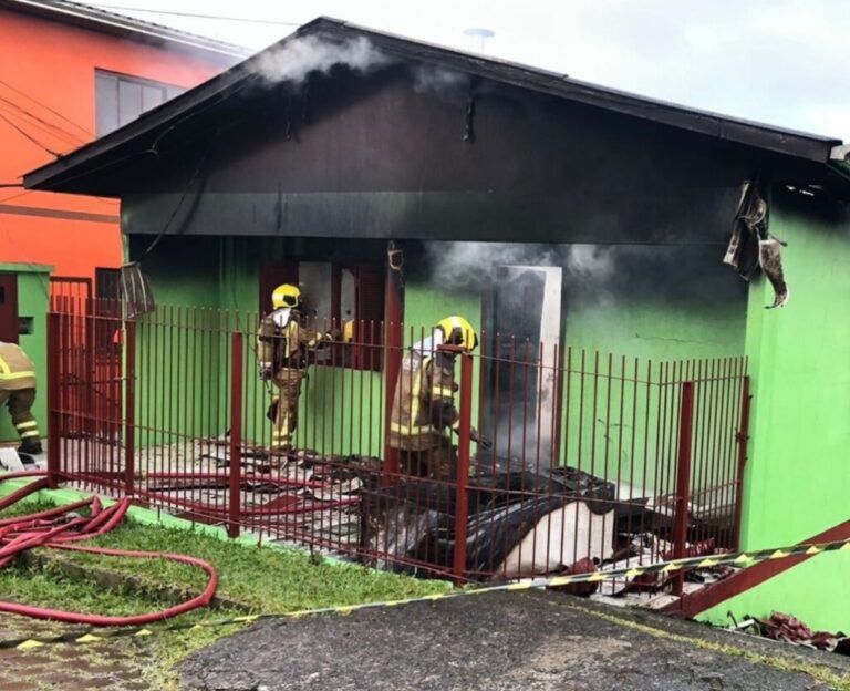 Fogão a Lenha causa incêndio em residência