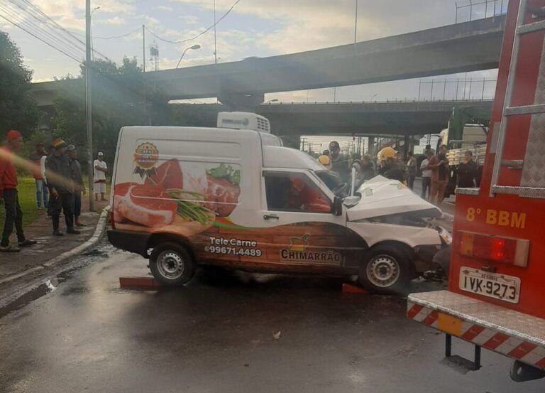 Motorista fica preso nas ferragens e é internado em hospital após acidente com caminhão em Canoas