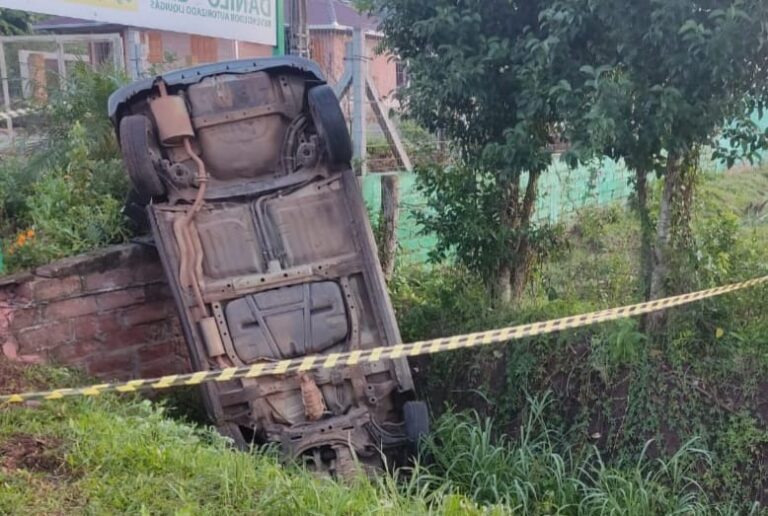 Homem morre após carro capotar ao passar em buraco