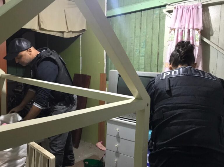 Mãe é presa por estuprar filho de 6 anos