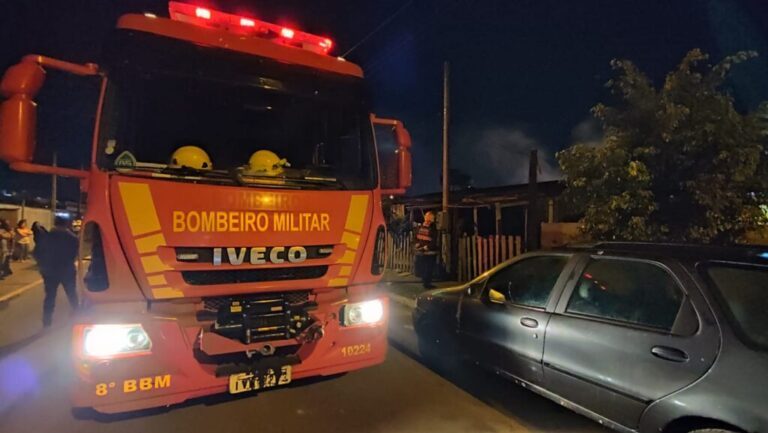 URGENTE CANOAS | Casa pega fogo enquanto crianças brincavam no quarto