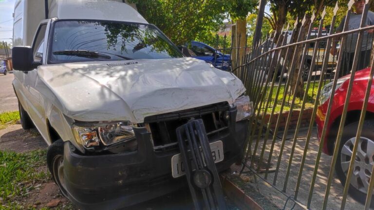 Motorista fica preso nas ferragens após bater em ônibus em Canoas
