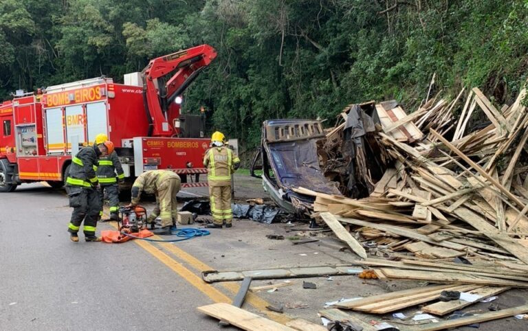 Caminhoneiro morre após não conseguir frear e colidir em outros caminhões na BR-116