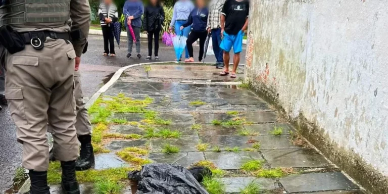 Usuário de drogas é morto a tiros na calçada  