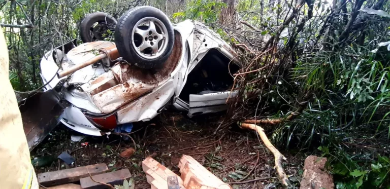 Homem desaparecido é encontrado preso nas ferragens de carro capotado
