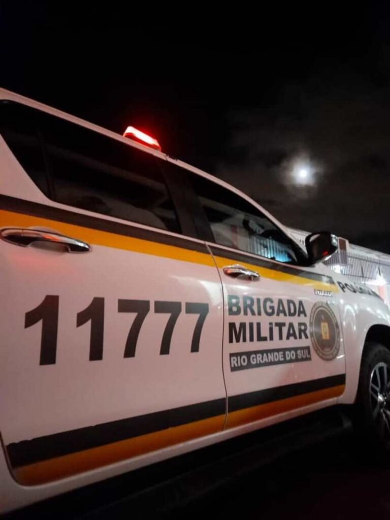 Homem ataca policial e acaba morto a tiros