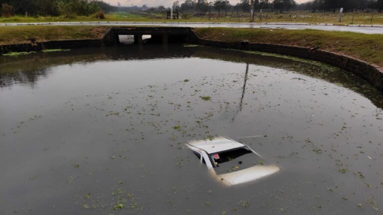 Carro cai em valão no Mato Grande, em Canoas, e motorista não é encontrado 