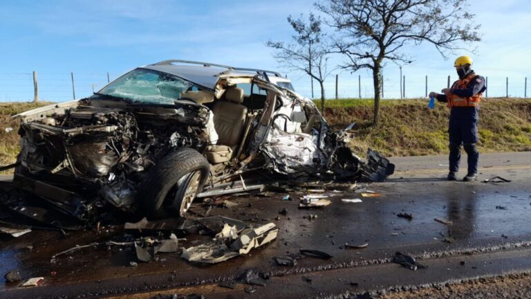 Caminhoneiro de Canoas se envolve em grave acidente com caminhonete
