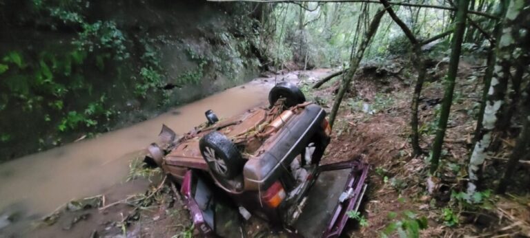 Idoso de 67 anos morre após carro capotar e cair mais de 10 metros