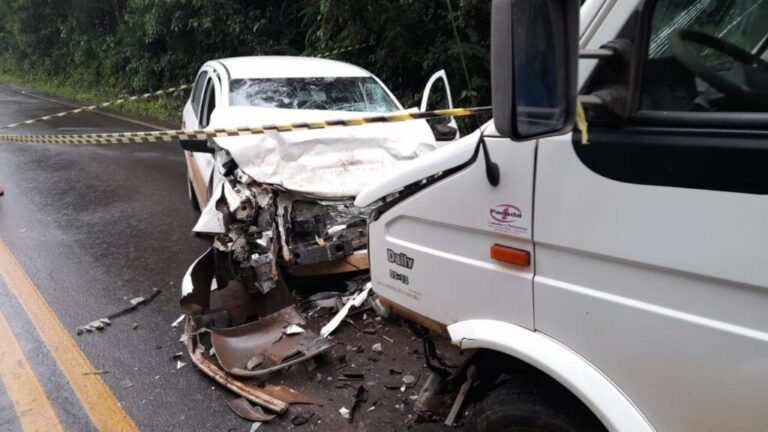 Idoso morre após colisão frontal entre Gol e furgão