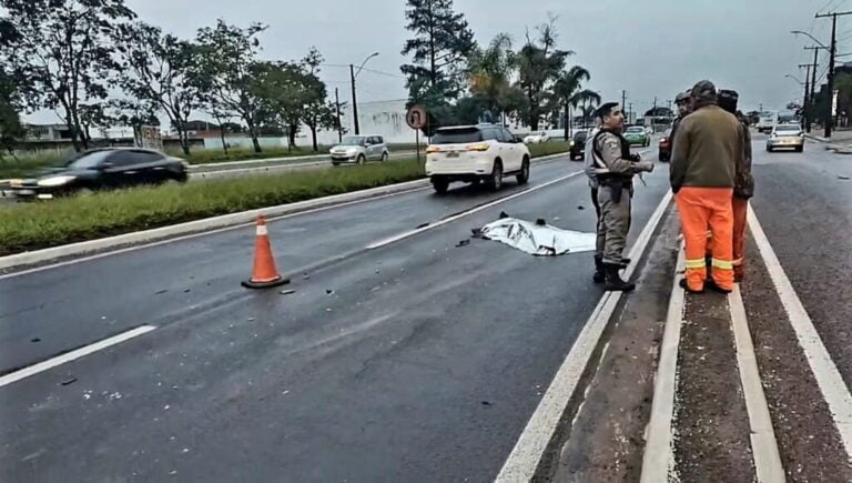 Homem morre após ser atropelado por dois carros e ônibus