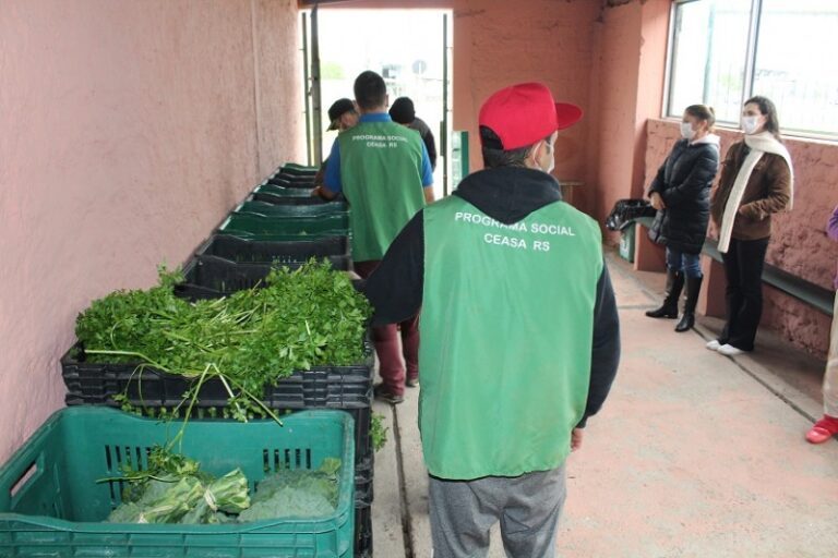 Produtores e empresários doam alimentos para famílias carentes