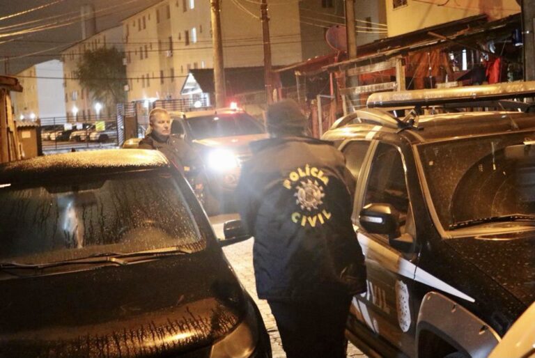 Polícia faz operação em condomínio popular dominado por facção criminosa 