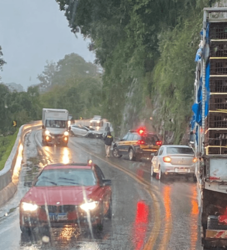 Motorista bate em paredão de pedras na BR-116