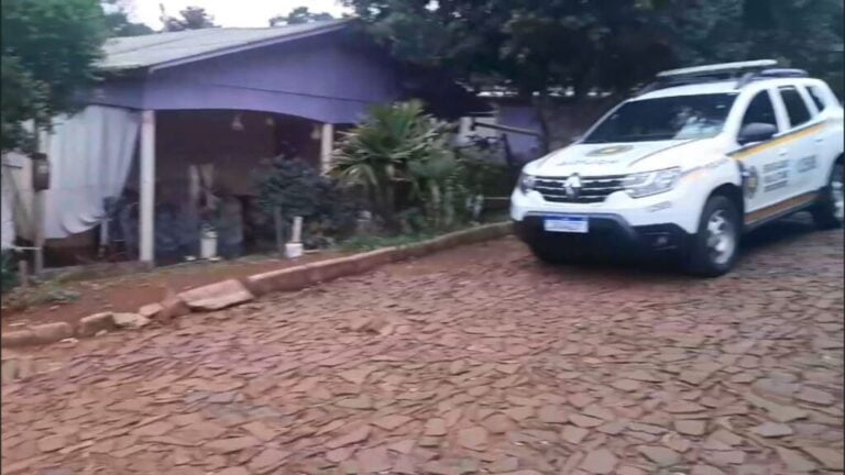 Irmãos são encontrados mortos dentro de casa