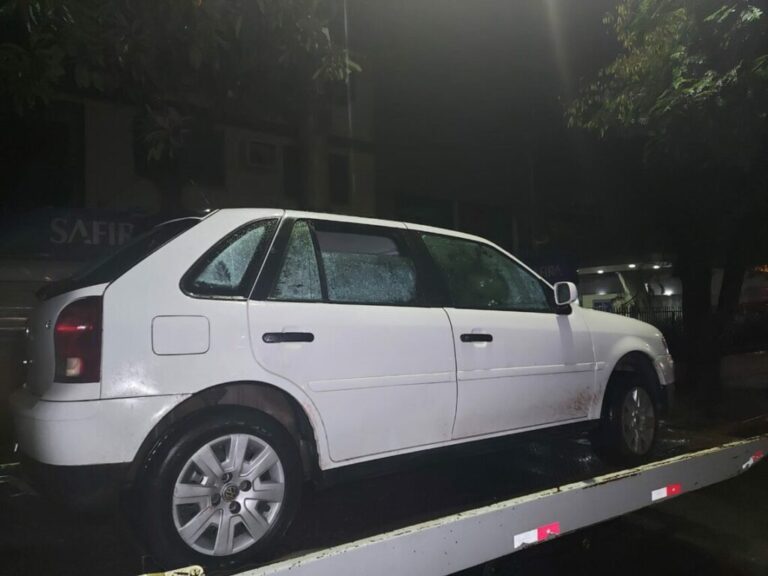 Três jovens são mortos a tiros dentro de carro