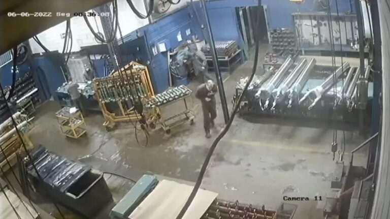 Supervisor mata funcionário que foi tomar café fora do horário