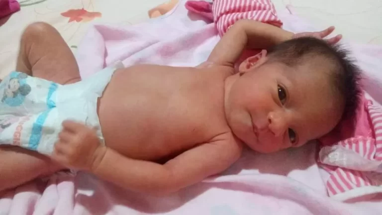 Pai mata bebê de um mês