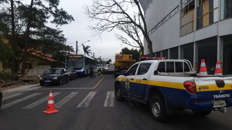 Obra em loja deixa rua bloqueada em Canoas
