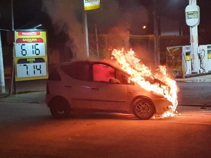 Mercedes é destruído após incêndio em Canoas