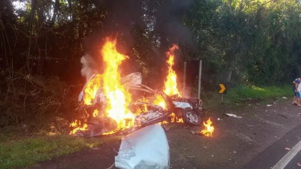 Duas pessoas morrem carbonizadas após carro pegar fogo em acidente na  BR-135 – MA+ O Melhor da Informação