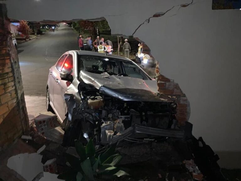 QUE SUSTO! | Motorista bêbado bate em dois carros e invade casa em Sapucaia do Sul