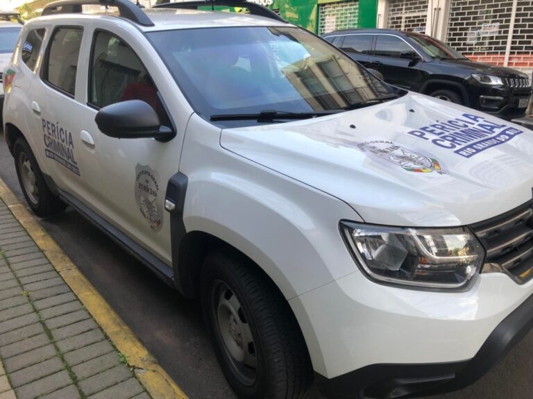 Motorista de aplicativo bate em poste e morre na hora