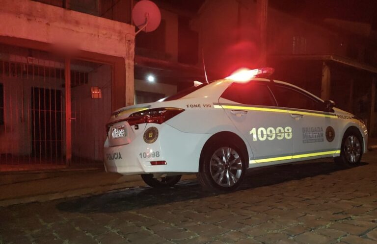 Mulher é encontrada morta dentro de casa com machucados pelo corpo 