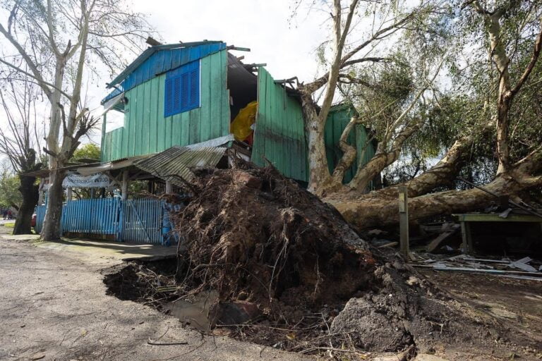 Praia do Paqueta ficou destruída após tempestade em Canoas