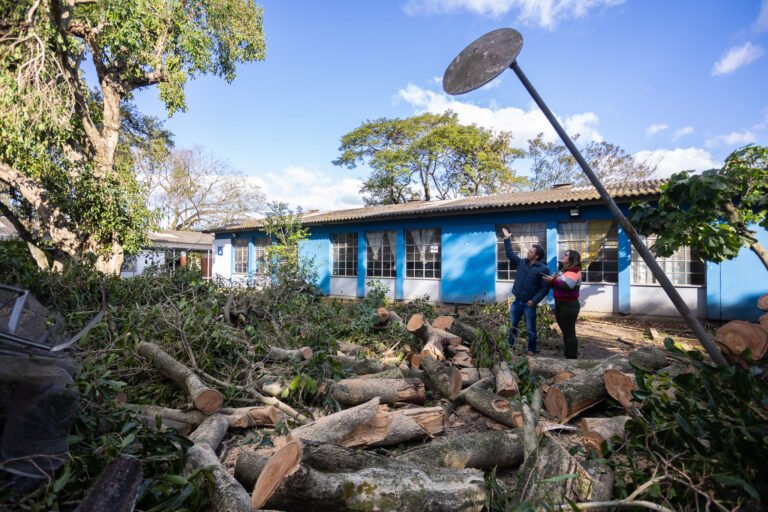CANOAS | Escolas afetadas por temporal recebem limpeza e consertos para o retorno das aulas