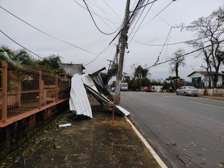 Prefeitura de Canoas vai entregar telhas para moradores que tiveram casas destelhadas