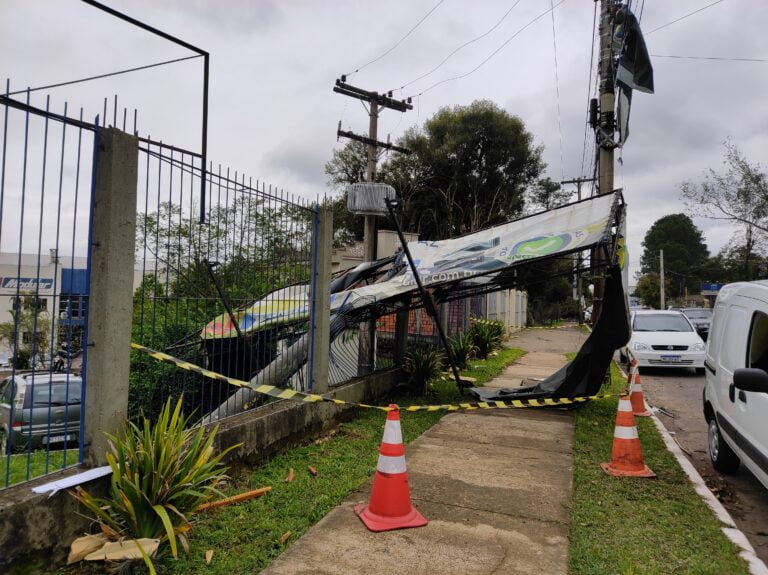 Terça de contar os estragos deixados pelo vento de 120km/h em Canoas