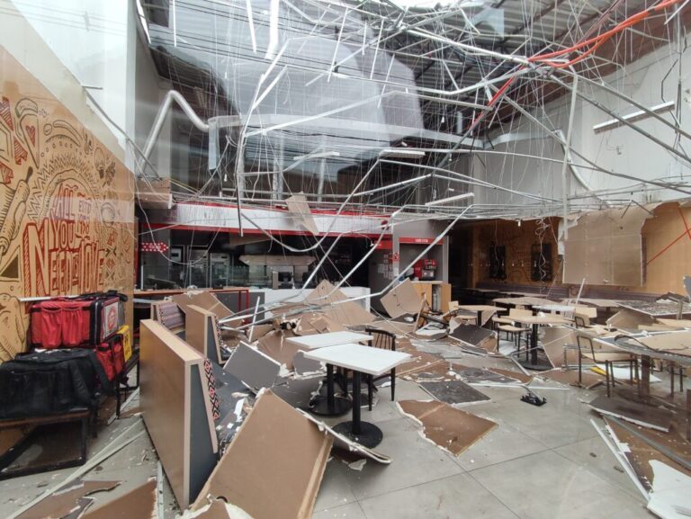 EM CANOAS | Pizza Hut fica totalmente destruída após temporal