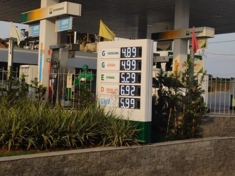 Gasolina é vendida abaixo dos R$ 5 em Canoas