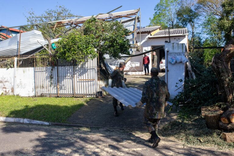 Prefeitura de Canoas entrega mais de 10 mil telhas para moradores atingidos pela tempestade