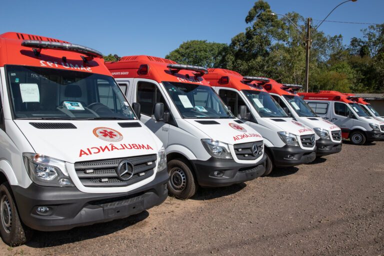 Criança fica com mão presa em rolo de massa e é levada para hospital de Canoas