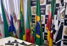 ‘Guria’ de 19 anos é presa com sub metralhadora em depósito de facção em Canoas