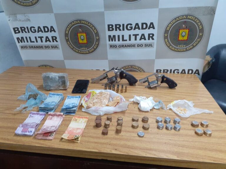 Traficantes são presos armados vendendo crack, cocaína e maconha em Canoas