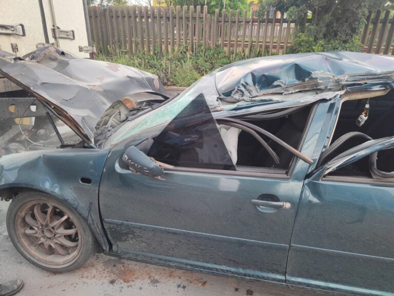 Carro fica destruído após bater na traseira de caminhão na Guilherme Schell, em Canoas
