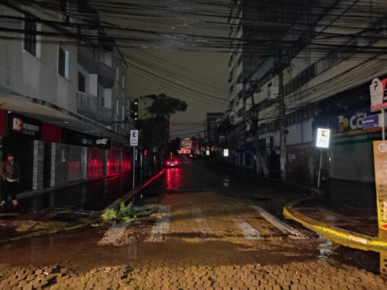 Mais de 150 mil moradores de Canoas estão sem luz