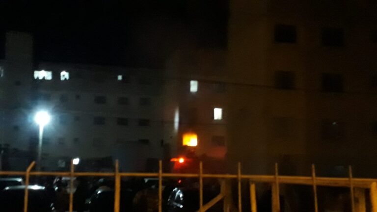 Apartamento pega fogo no Guajuviras, em Canoas